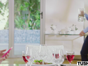 Две лесбиянки зажигают в анальном порно