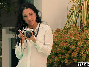 Трахает телок в большие задницы