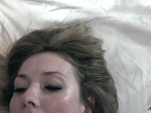 Парни сняли одну шлюху на двоих и трахнули ее в жопу