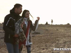 Брюнетка трахнулась в анальное отверстие с пикапером