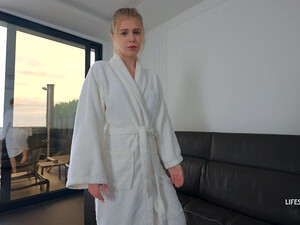 Русская сводная сестра доказала брату что сосет и трахается лучше чем его девушка