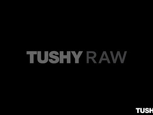 Блонда с восторгом ощущает хуй в своей жопе