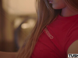 Барышня наслаждается аналом, раздвинув ножки