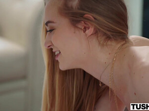 Барышня наслаждается аналом, раздвинув ножки