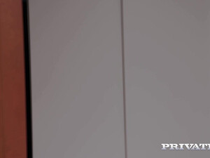 Татуированная брюнетка важно вылизывает грязный анус ебарю