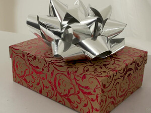 Босс подарил белокурой работнице анальный секс в подарочной коробке