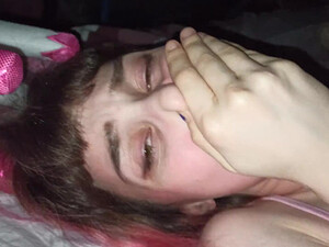 Мамка была в соседней комнате, пока парень трахал меня в анал