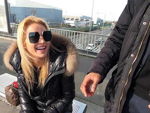 Два черных парня развели блонду Cherry Kiss на двойное проникновение в автобусе