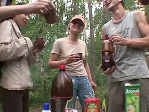 Парни толпой выебли в жопу двух русских студенток на природе