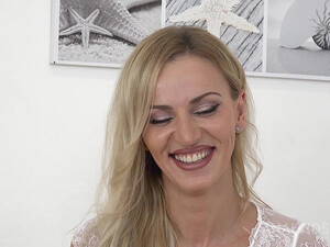 Блондинка Afina Kisser орет от большого черного члена в своей пизде и попке