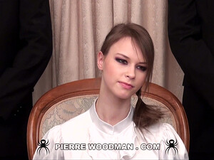 Толпа мужиков жестко оттрахала в зад двух красивых телок на кастинге Вудмана